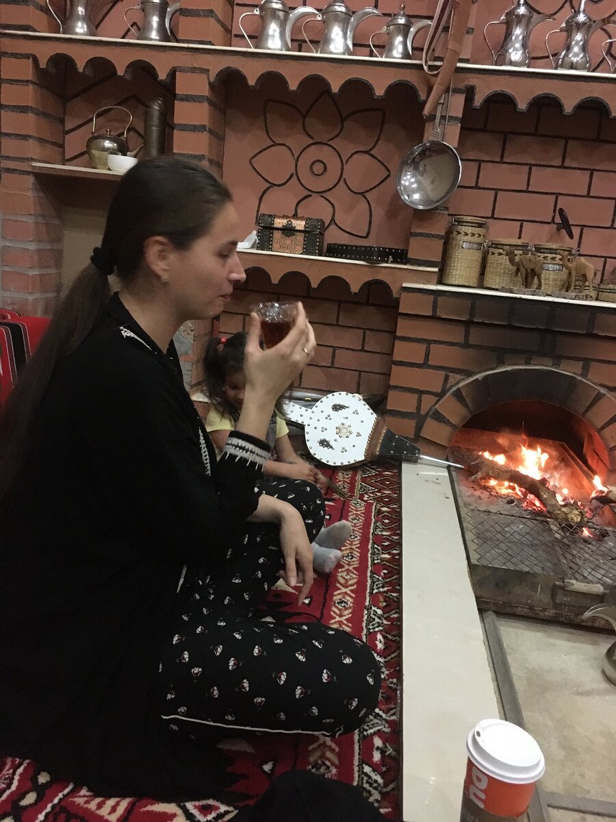 Арабское традиционное чаепитие в специальной,бедуинской комнате 