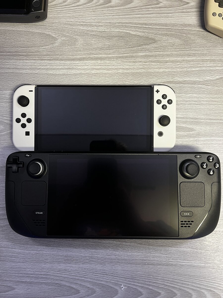 Steam Deck рядом с Nintendo Switch OLED