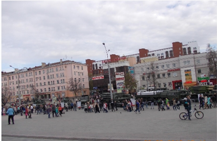 Одна из улиц г. Перми в День Победы. Фото из архива Н. Морозовой.