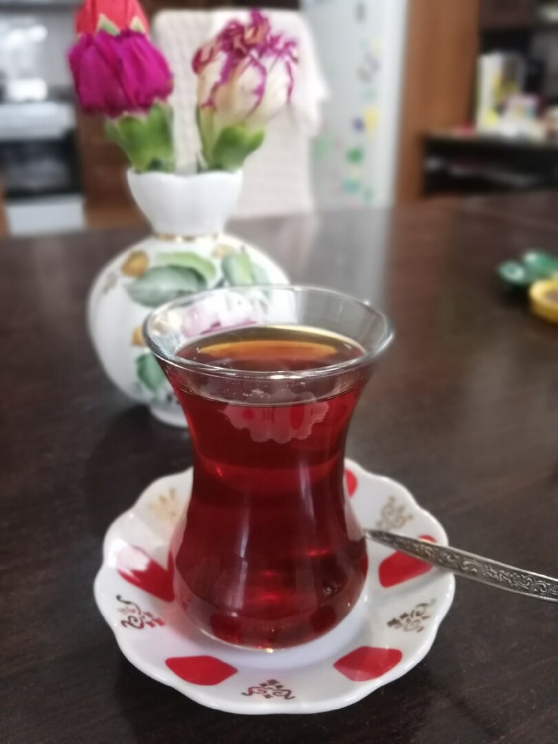 Почему турки пьют. Турки пьют чай. Турки из чего пьют чай или кофе. Что турки пьют белое мутное.