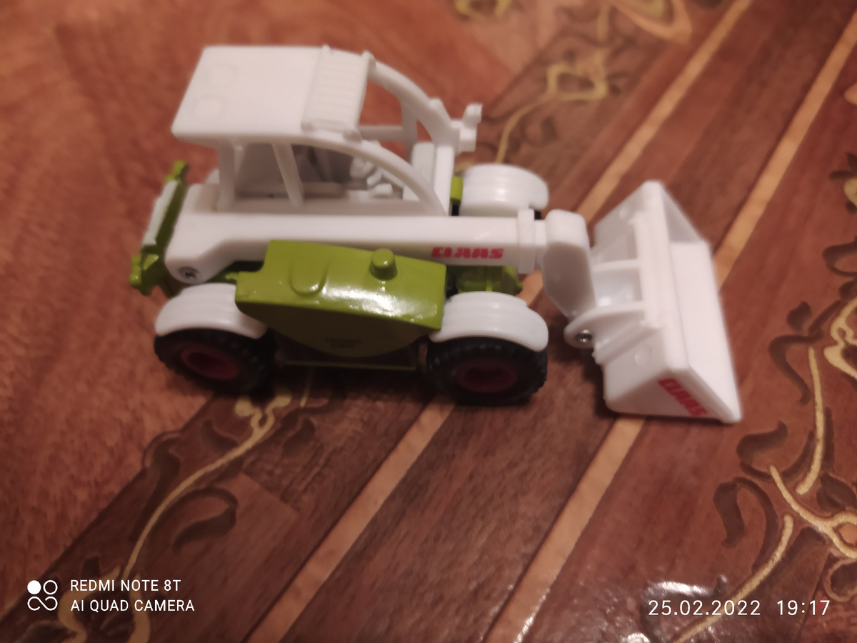 Трактор мы ему тоже купили. Но немного раньше - в воскресенье. Фото автора.