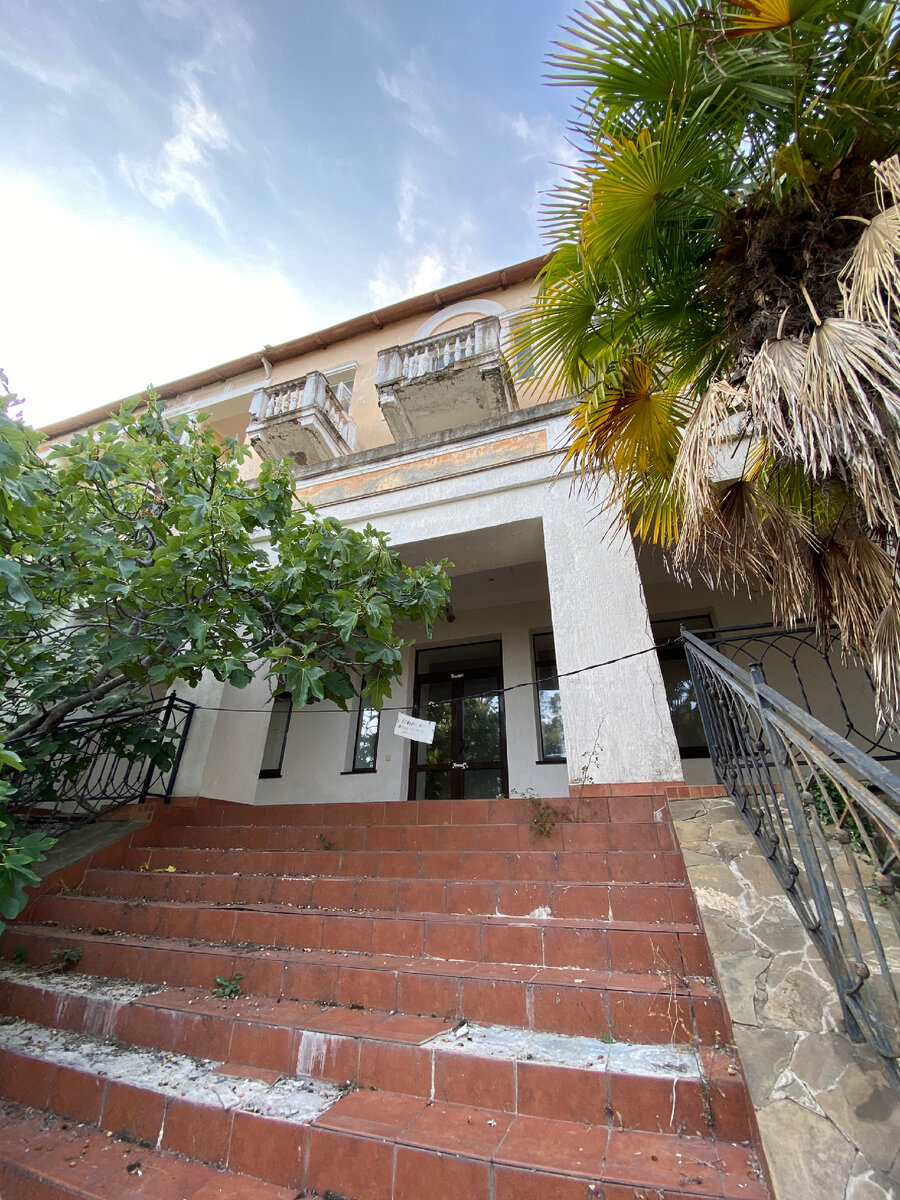 Один из заброшенных корпусов ТОК «Карабах». И это - один самых приличных корпусов: в основном номерной фонд был представлен деревянными бараками без воды и канализации. 