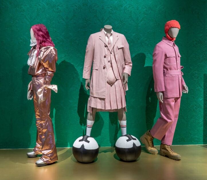 На выставке представлены подлинные предметы одежды 17-21 веков, а также картины и фотографии того же периода