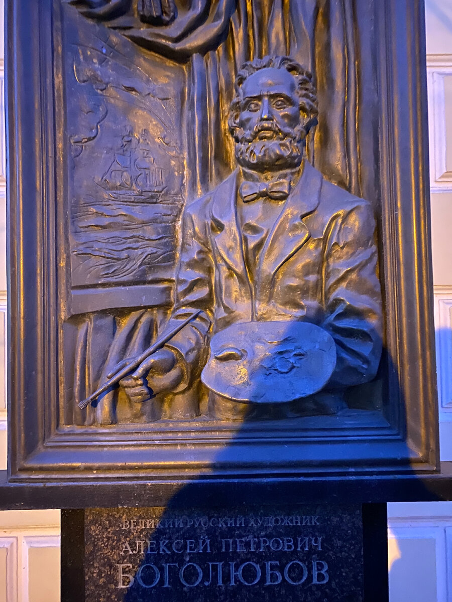 Фото автора. Мемориальная доска с барельефом на здании библиотеки 