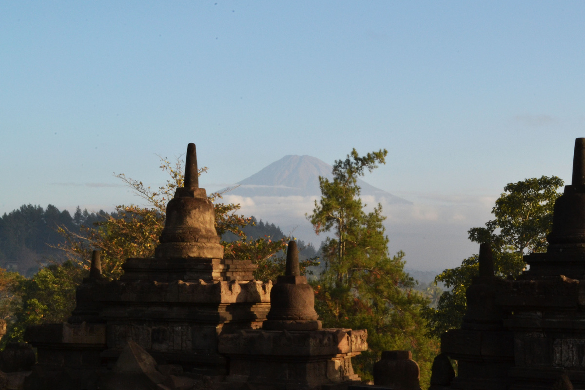 Вид на вулкан Мерапи из храма Боробудур. О.Ява, Индонезия 