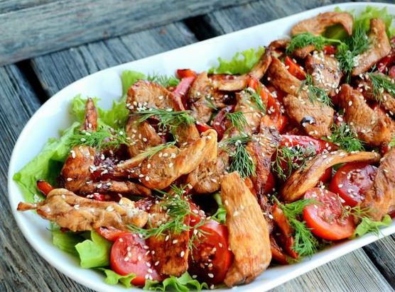 Тёплый салат с курицей, сладким перцем и помидорами