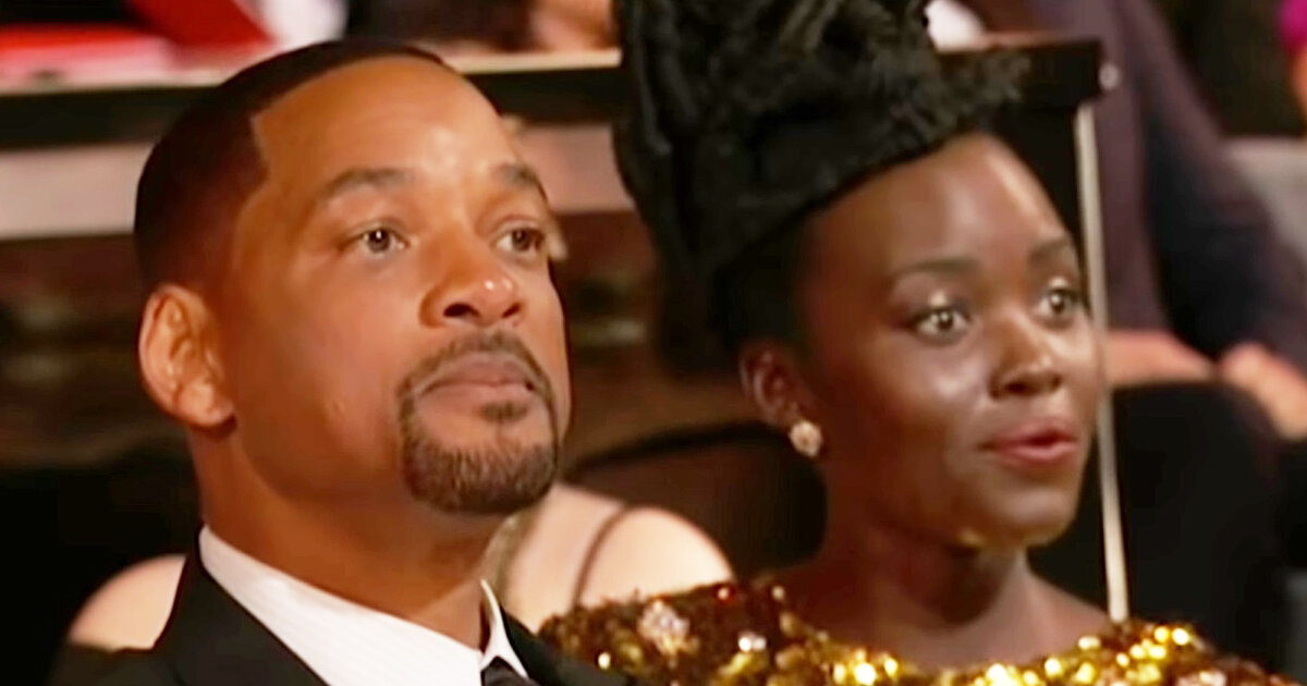 Уилл Смит и Лупита Нионго на церемонии вручения «Оскаров». Кадр из Youtube