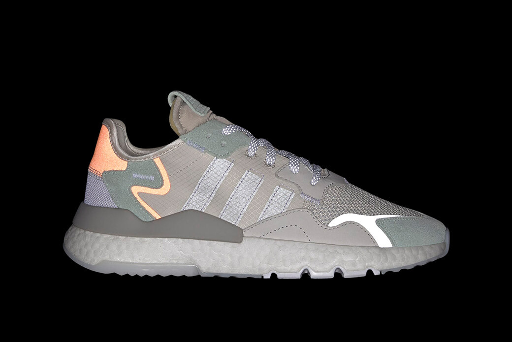 2) Это Adidas nite jogger, пара тоже отлично подходит на лето-весна, выполнена из той же самой сетки, но подошва из буста, эти кроссовки ещё мягче предыдущей пары, плюсом будут рефлективные вставки которые будут отводить свет при прямом попадании на них, очень стильная и удобная обувь. 