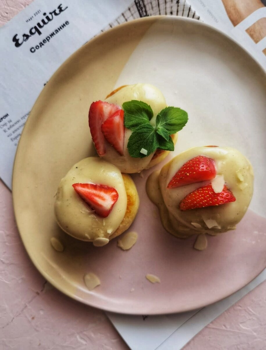 Сырники с заварным кремом, клубникой и мятой