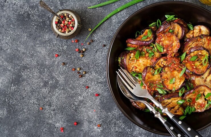 Баклажаны с сыром и чесноком рулетики, с помидорами | Меню недели