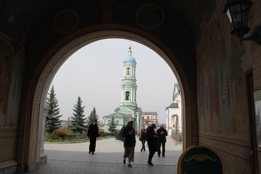 Колокольня. Высота — 64 метра. Выдержана в стиле классицизма, имеет четыре яруса. Первый ярус имеет форму кубическую, после чего плавно переходит в цилиндрическую форму верхних ярусов. В завершении аттиковая часть, в ней разместилась палатка для часов, а над самим строением находился крест. К колокольне в 1811 году были два братских корпуса. В нижнем ярусе расположены святые врата.