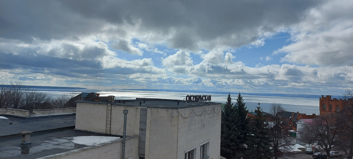 Вид на Волгу из гостиницы "Октябрьская".