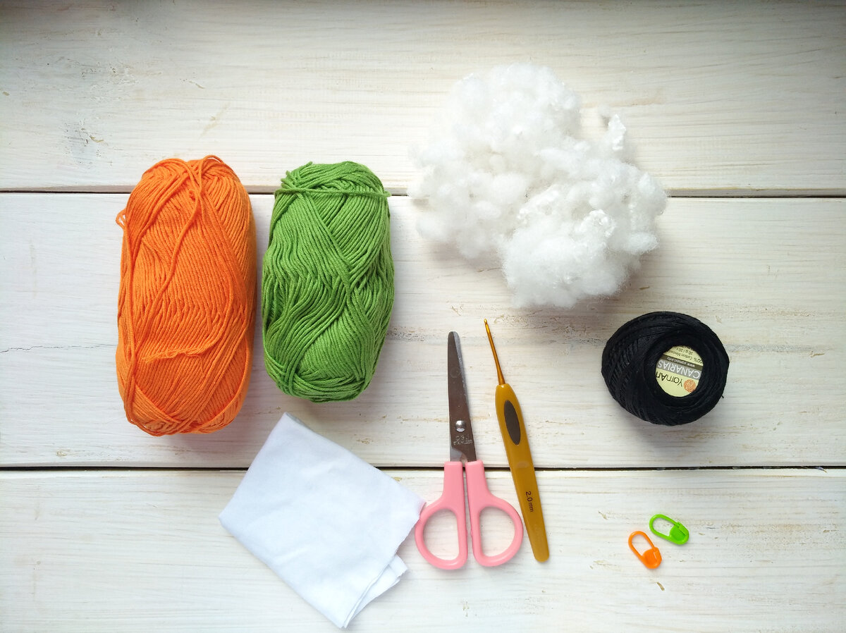 Берём пряжу оранжевого цвета
1ряд: 6 сбн в КА
2ряд: (1сбн,  пр.) *3 раза (9)
3ряд: 9 сбн
4ряд: (2сбн,  пр.) *3 раза (12)
5ряд: 12сбн
6ряд: (3сбн,  пр.) *3 раза (15)
7ряд: 15 сбн
8ряд: (4сбн,  пр.) *3 раза (18)
9ряд: 18 сбн
10ряд: (5сбн,  пр.) *3 раза (21)
11ряд: 21 сбн
12ряд: (6сбн,  пр.) *3 раза (24)
13ряд: 24 сбн
14ряд: (7сбн,  пр.) *3 раза (27)
15ряд: 27 сбн
16ряд: (8сбн,  пр.) *3 раза (30)
17ряд: 30сбн
18ряд: (9сбн,  пр.) *3 раза (33)
19ряд: 33сбн
20ряд: (10сбн,  пр.) *3 раза (36)
21ряд: 36сбн
22ряд: (11сбн,  пр.) *3 раза (39)
23ряд: 39сбн
24ряд: (12сбн,  пр.) *3 раза (42)
25-30ряд: 42 сбн