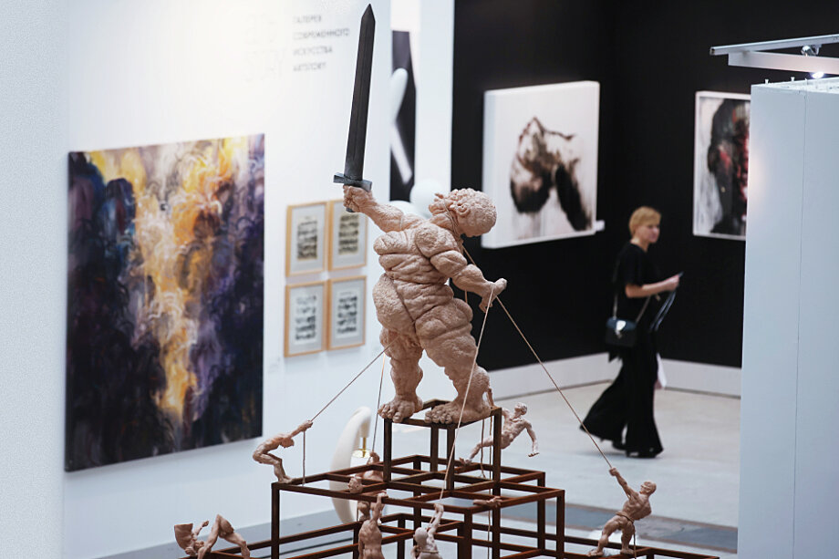 Скульптура художника-акциониста Олега Кулика «Большая мать». Фото: Виталий Белоусов/РИА Новости