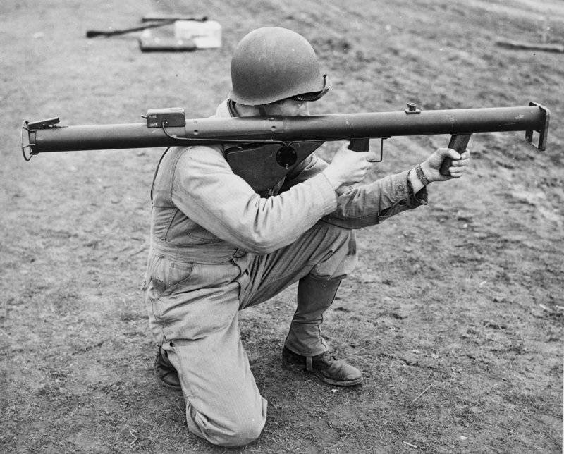 «Базука» (Bazooka), американский ручной противотанковый гранатомет, принятый на вооружение в 1942 году. Источник: militaryarms.ru