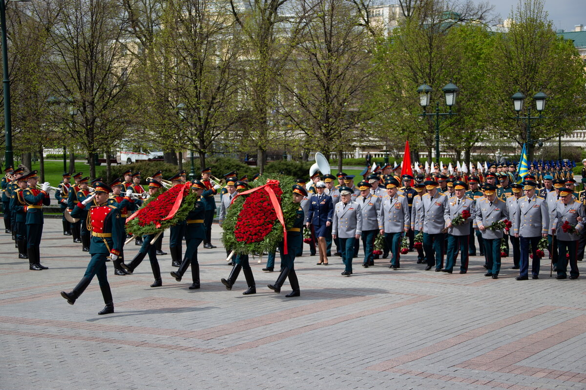 Возложение венков на 9 мая. Возложение цветов к могиле неизвестного солдата в Москве. Могила неизвестного солдата Москва возложение цветов 9 мая. Возложение венков. Возложение венков к могиле неизвестного солдата.