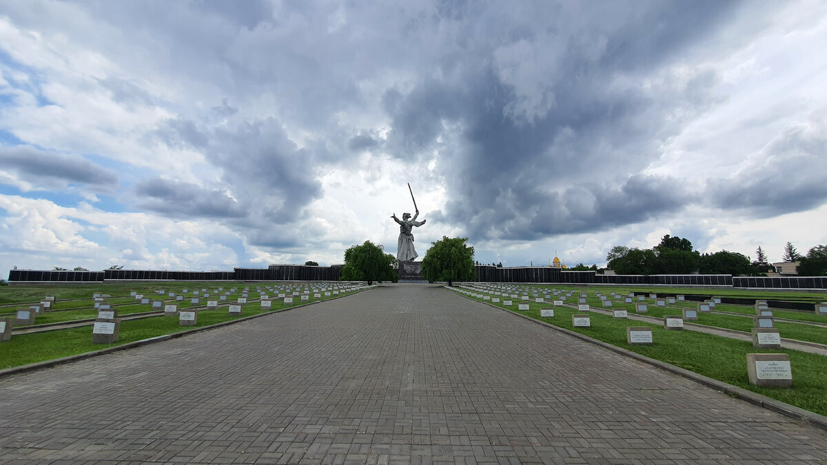 Мемориальное кладбище. Мемориальное военное кладбище Мамаев Курган. Кладбище на Мамаевом Кургане. Воинское мемориальное кладбище Волгоград. Мемориальное кладбище на Мамаевом Кургане Волгоград.