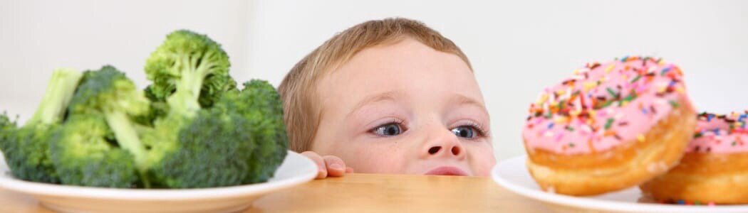  Подсчет калорий? ПП-продукты? Полное исключение вкусняшек? Исключение глютена и молочных продуктов при отсутствии показаний?

Давайте обратимся к рекомендациям по здоровому питанию📖 "The Dietary Guidelines for Americans 2020-2025", которые выпускает Министерство сельского хозяйства и Министерство здравоохранения США каждые 5 лет.

‼ В любом возрасте можно начать соблюдение принципов здорового питания. В раннем возрасте👶 это способствует развитию пищевого интереса и желания есть и наслаждаться разнообразной пищей. Во взрослом возрасте👨‍🦳 предотвращает возникновение или снижает скорость прогрессирования хронических заболеваний.

‼Основные группы продуктов, составляющие здоровый рацион питания, включают:

✔ Овощи🥦🥒 и фрукты🍌🍏 всех видов.

✔ Зерновые🍕, по крайней мере половина из которых является‼ цельнозерновыми.

✔ Молочные продукты🍼, а также обогащенные соевые напитки и йогурт в качестве альтернативы.

✔ Белковые продукты, включая нежирное мясо, птицу и яйца🥩🍤🥚; морепродукты; бобы, горох и чечевицу; а также орехи, семена и соевые продукты.

✔ Масла, включая растительные масла и масла в пищевых продуктах, таких как морепродукты🍾.

‼Важно выбирать различные варианты из каждой группы и они должны составлять не менее 85% 💣 от общей калорийности. Именно разнообразие выбора поможет адаптировать ваш рацион под личные, культурные предпочтения и финансовые возможности.

‼Важно ограничить употребление продуктов и напитков с высоким содержанием добавленных сахаров, насыщенных жиров и натрия, а также алкогольных напитков. Но 15% 💣от общей калорийности рациона могут составлять данные продукты, т.е. вкусняшки, сладости🍟🍭🧁.

‼И очень важно, чтобы прием пищи доставлял удовольствие, научитесь наслаждаться едой.

В вопросах планирования рациона рекомендовано пользоваться методом тарелки🍽, но об этом мы поговорим в следующем посте.🔊