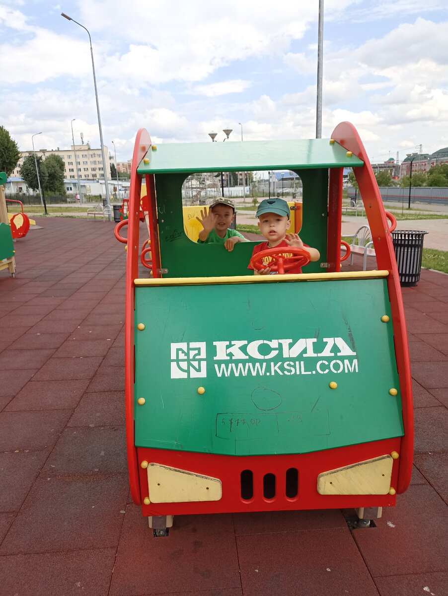 На детской площадке нашего нового города 