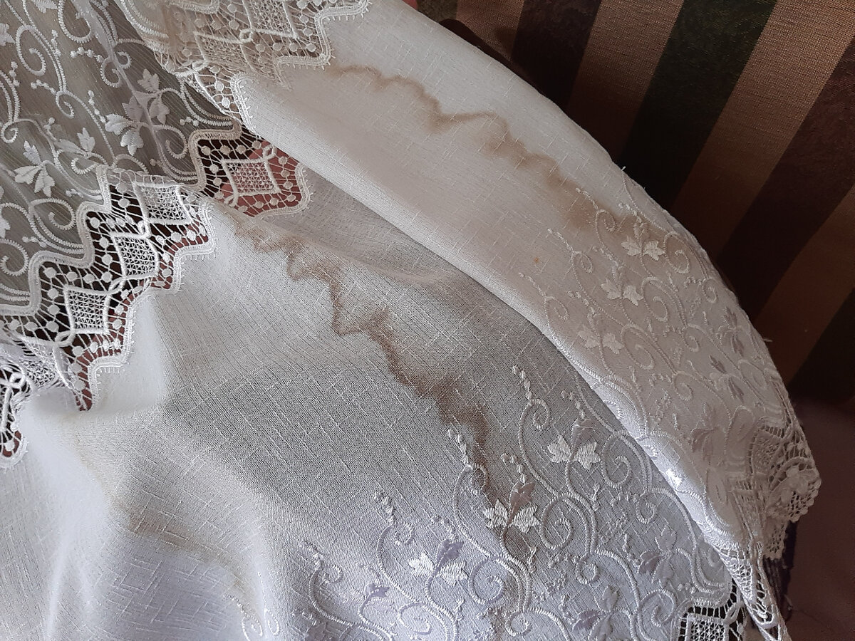 Вот такая красота была. Шторы намочила горячей водой, залила отбеливателем от ТМ BioMio, потерла немного и положила в стиральную машину. Все отстиралось. Это порадовало.