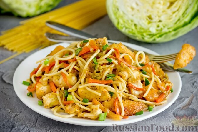 куриное филе, спагетти, капуста белокочанная, перец сладкий, морковь, мука кукурузная, паприка молотая, соус соевый, соль, перец чёрный молотый, масло подсолнечное