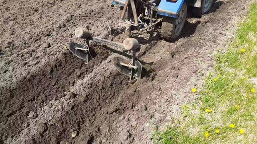 Тракторист стих ведет он трактор бороздой. Стихотворение букина тракторист ведет он трактор бороздой. Мемы про трактористов. Белорусские корни. Русский язык 6 класс упражнение 113.