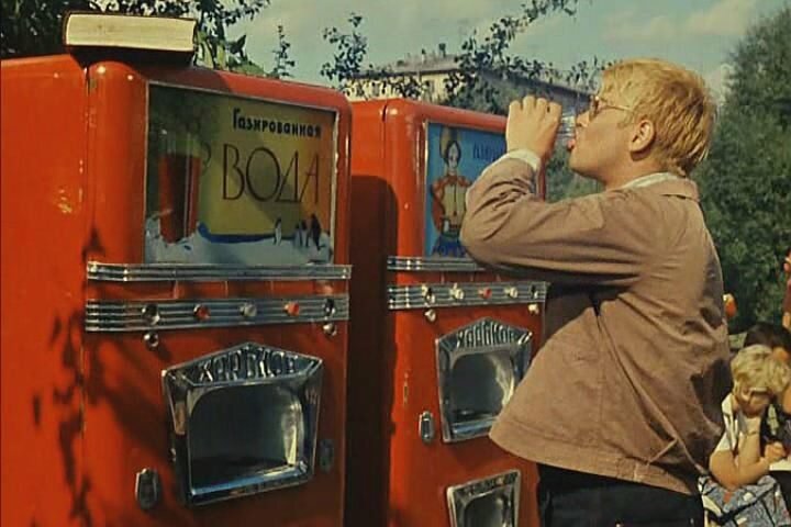 Одним из незабываемых атрибутов советского детства считаются легендарные автоматы с газировкой. За одну копейку автомат наливал покупателю шипящую воду, а за три копейки – воду с сиропом.
