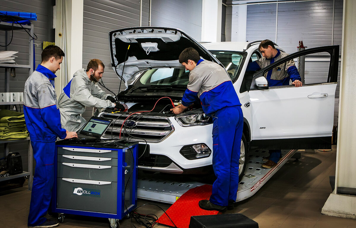 Дилеры будут работать. Техническое обслуживание авто. Автомобиль в сервисе. Машина в автосервисе. Машина технического обслуживания.