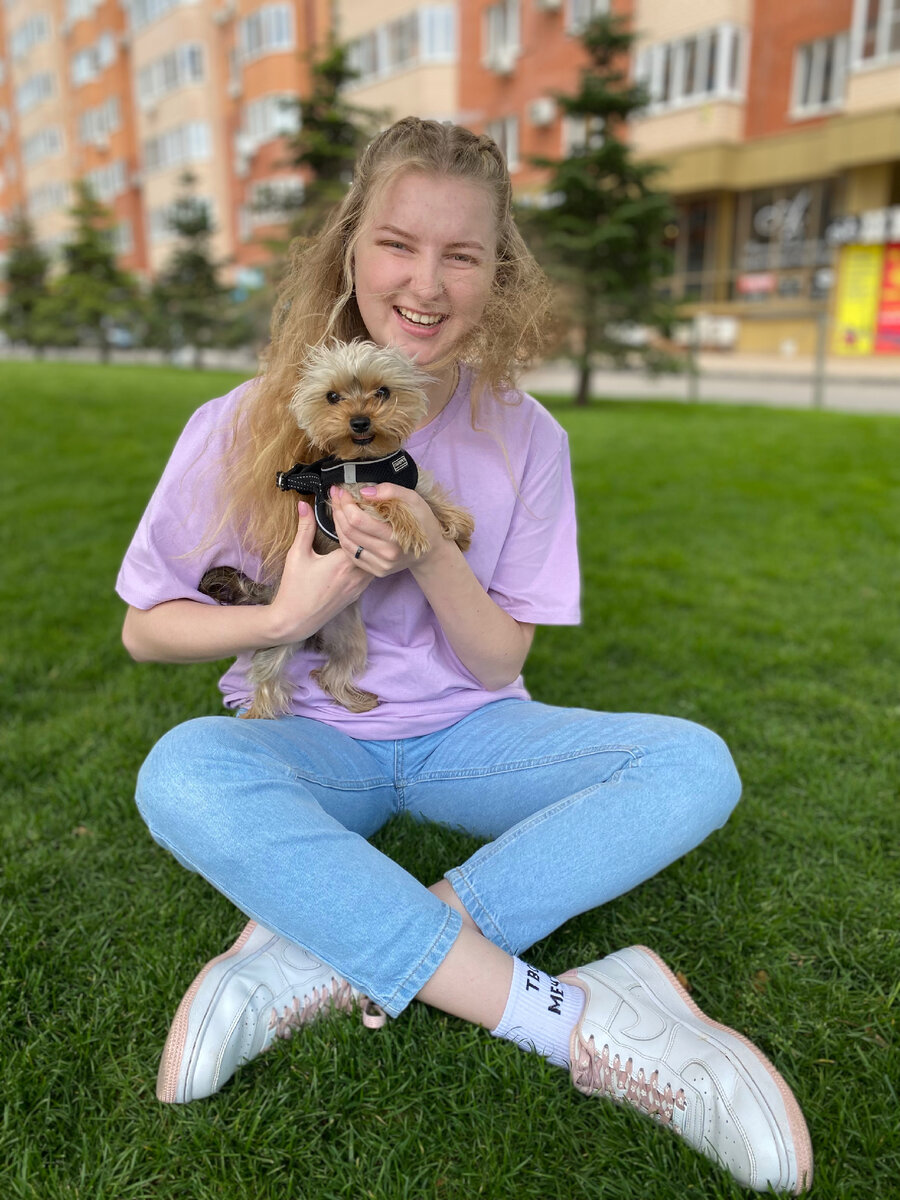 Выгуливает мою собаку 🐶