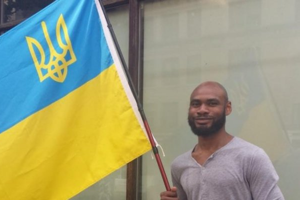 Где-то в Европе. Попросили позировать эмигранта-араба с эмигрантским флагом Незалежной. Изображение для иллюстрации. 