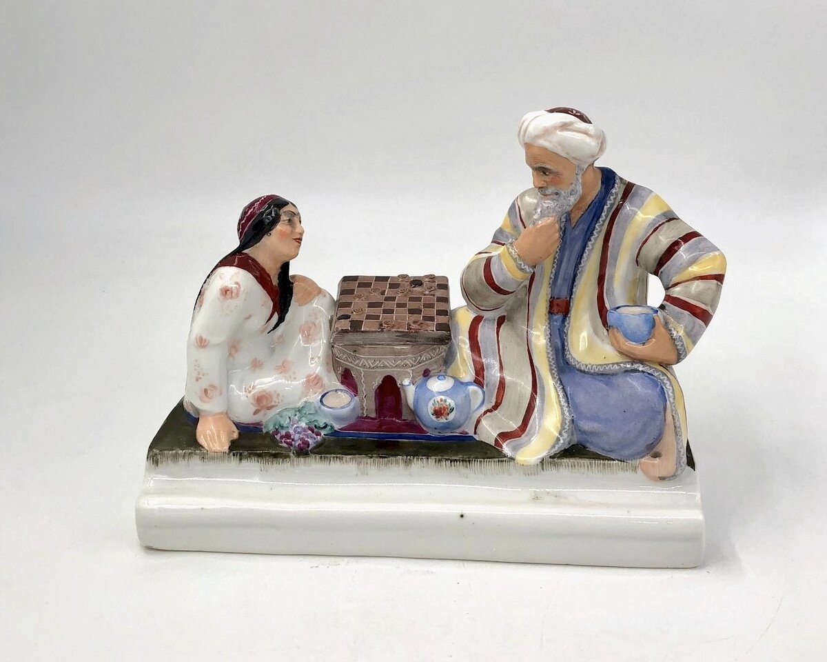 Чернильница "Игра в шашки" из письменного прибора "Обсуждение проекта Сталинской конституции в колхозе Узбекистана" - автор Н. Данько. 1937-1941 г, https://ru.bidspirit.com/