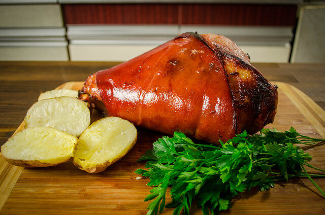 Свиная рулька в пиве, запеченная в духовке: рецепт праздничного блюда — Рецепты