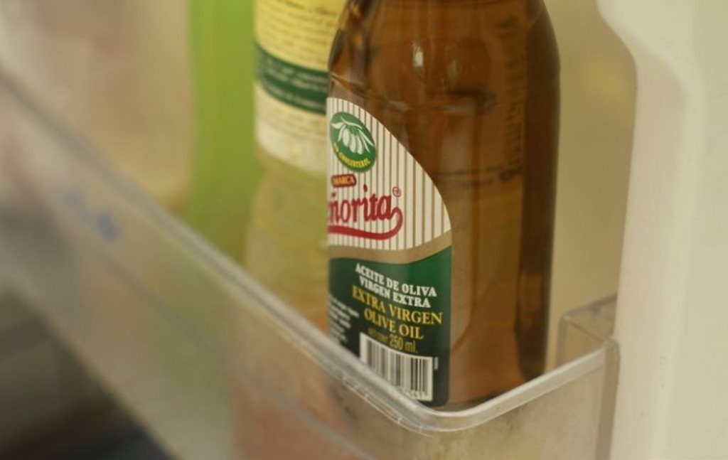 Оливковое масло замерзло в холодильнике. Масло в холодильнике. Оливковое масло в холодильнике. Оливковое масло осадок в холодильнике. Оливковое масло в холодильнике загустело.