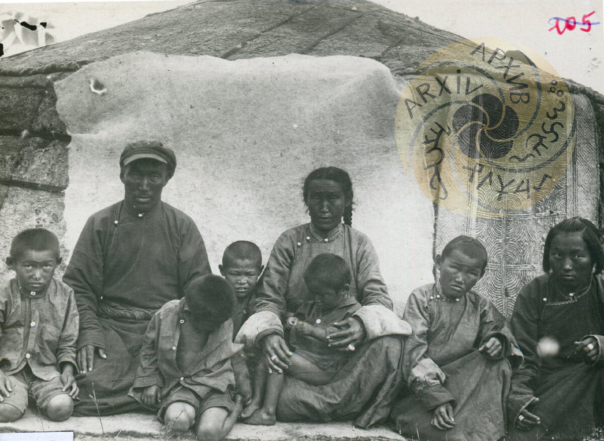 Многодетная тувинская семья в национальной одежде, 1930 г. фото В.П. Ермолаева
