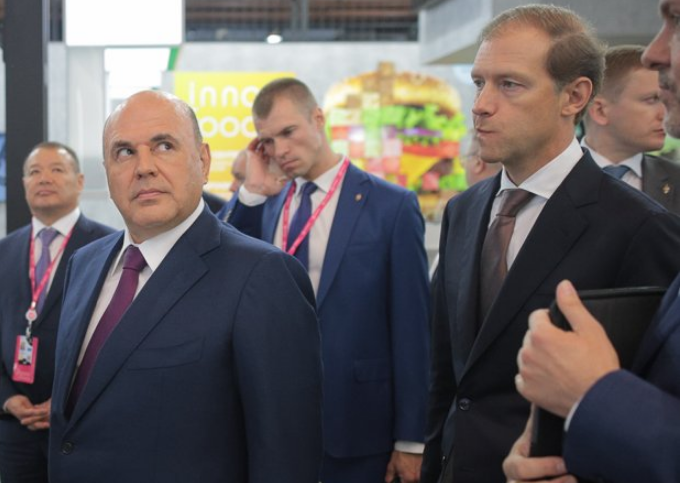Мишустин осмотрел павильоны «Иннопрома». В обходе премьер-министра сопровождали его коллега из Казахстана Алихан Смаилов и глава Минпромторга РФ Денис Мантуров.