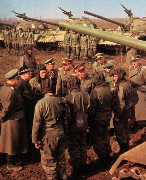 Личный состав Национальной народной армии ГДР. Фото из открытых источников.