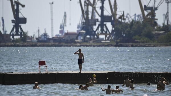    Жители Мариуполя отдыхают на городском пляже© РИА Новости / Константин Михальчевский