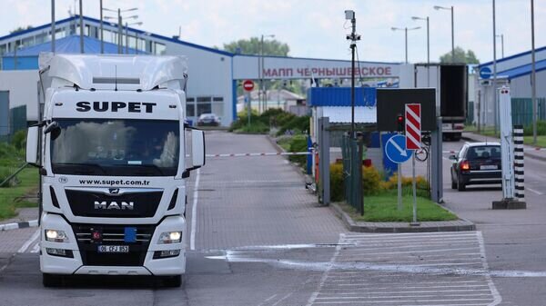    Грузовой автомобиль у КПП "Чернышевское" в Калининградской области на границе с Литвой© РИА Новости / Михаил Голенков