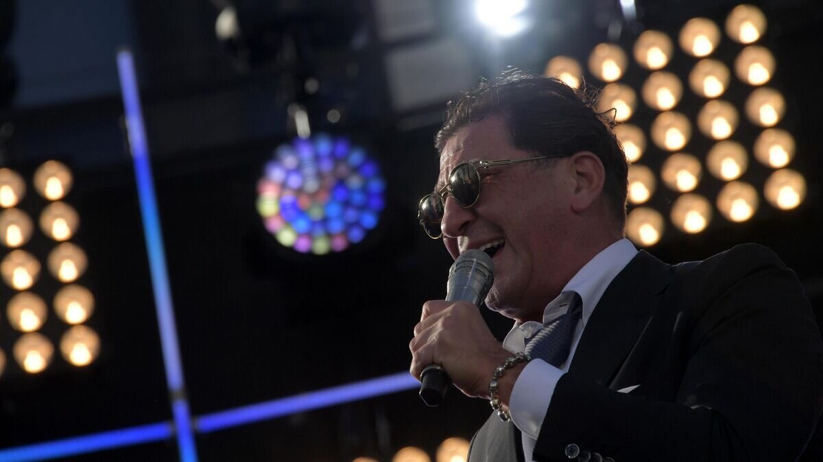    Певец Григорий Лепс выступает на митинге-концерте на проспекте Сахарова в Москве в честь Дня государственного флага РФ© РИА Новости / Евгений Биятов