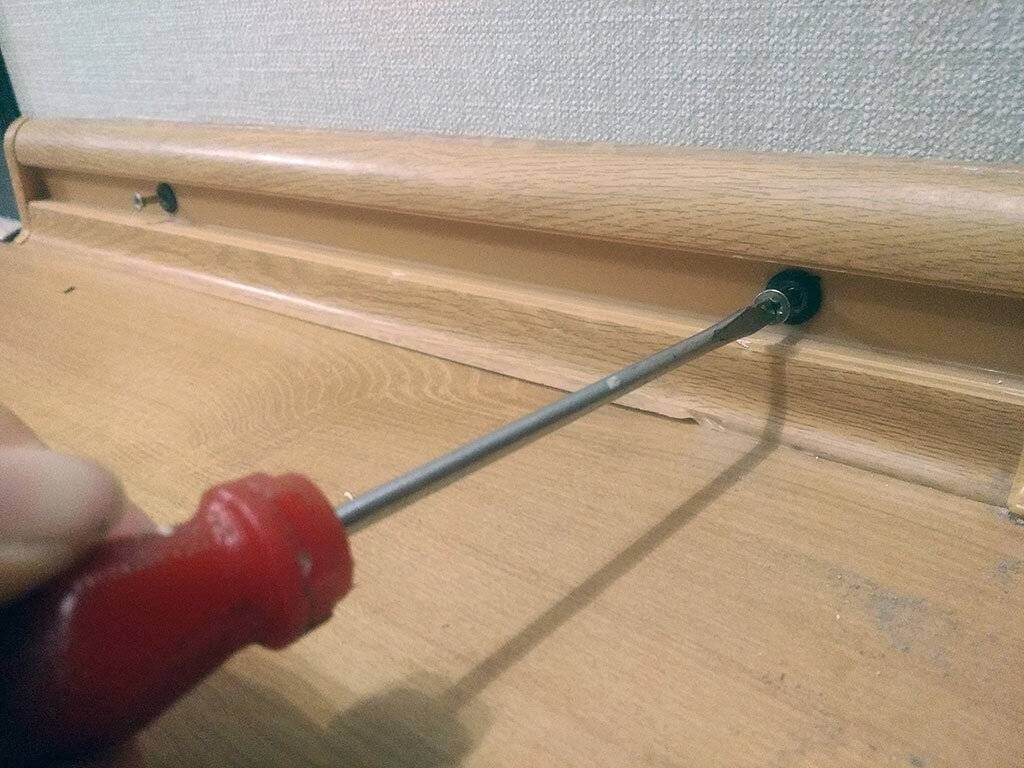 Кроме этого, пластиковые плинтуса в настоящее время выпускается из различных составляющих материалов.