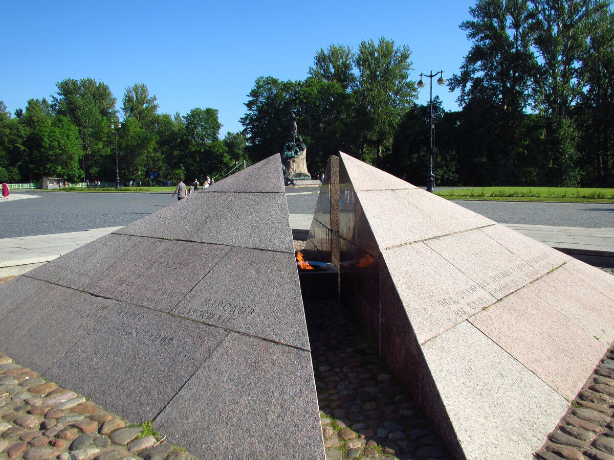 Огонь Славы в память о погибших во время восстаний 1905 и 1921 годов и во время Гражданской войны в 1919 году
