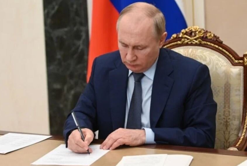 Путин подписывает документы (иллюстрация из открытых источников)
