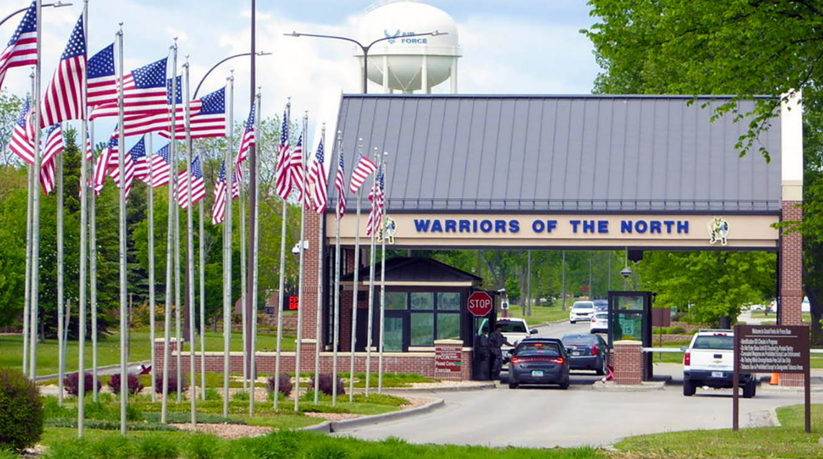 Китайцы приобрели гигантский земельный участок в непосредственной близости от стратегической базы "Гранд-Форкс" на севере США.  И теперь планируют построить там промышленный хаб, который АНБ США уже называет "шпионской базой". Фото USAF