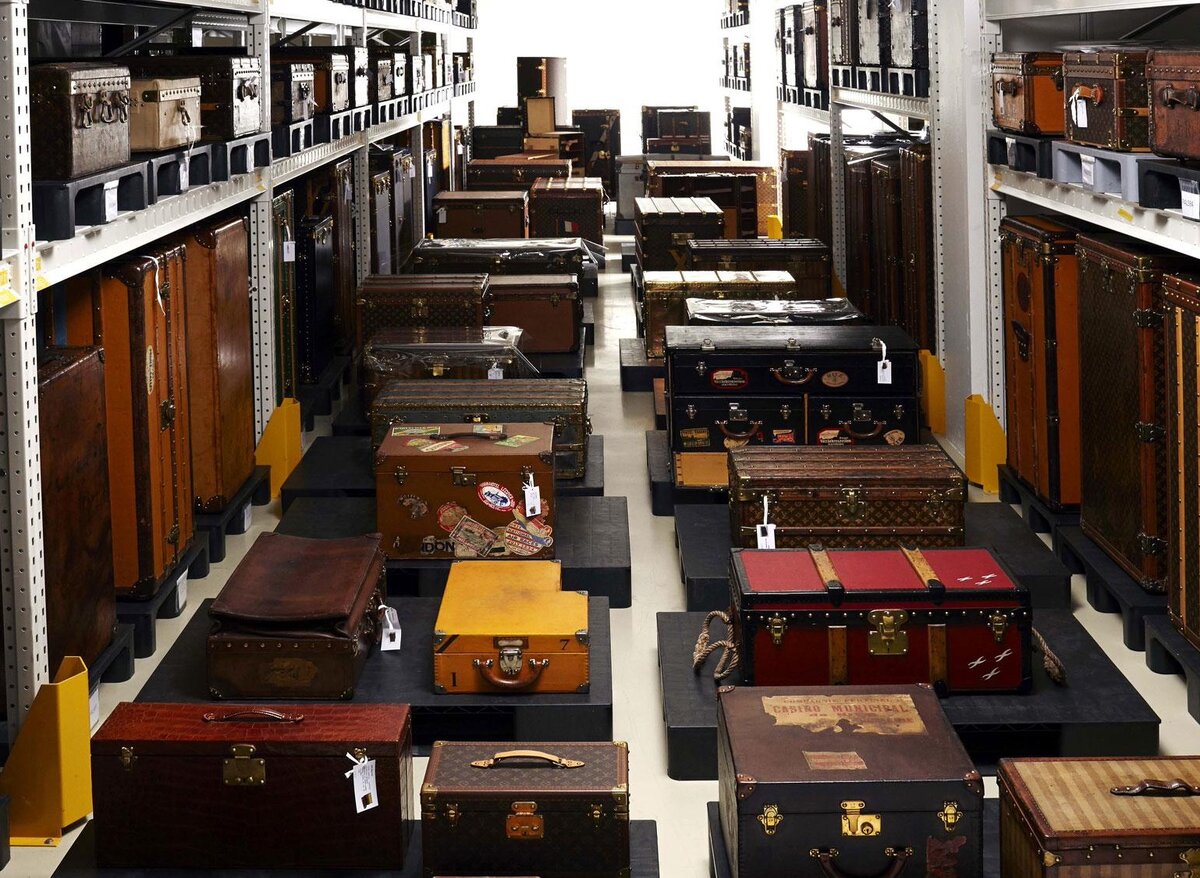     В старинной мастерской в Аньере, которая включает в себя усадьбу Вюиттонов, изделия создаются и по сей день