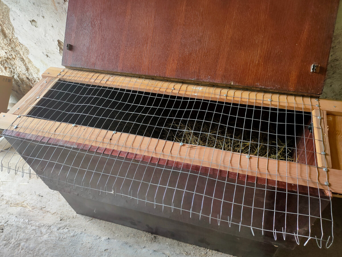 Вот такой домик для цыплят получился 