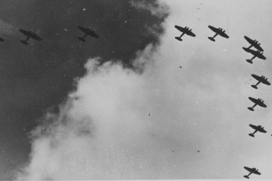 Налет немецкой авиации. Бомбардировка ссср 22 июня 1941. Война 1941-1945 немецкие самолеты бомбят. Немецкая бомбардировка. Таллинский переход 1941 года.