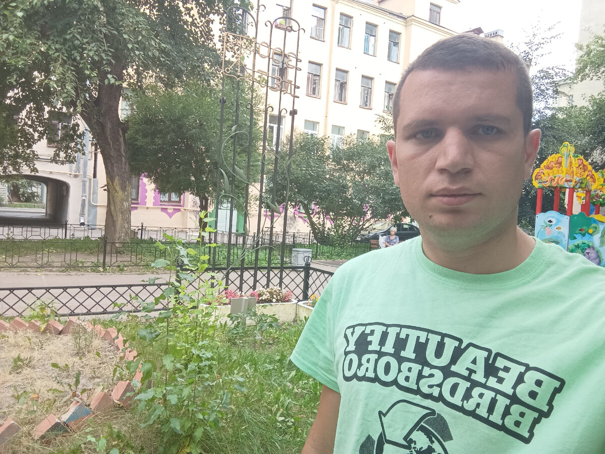 Таджик у Скульптуры «300-лет Санкт-Петербургу»