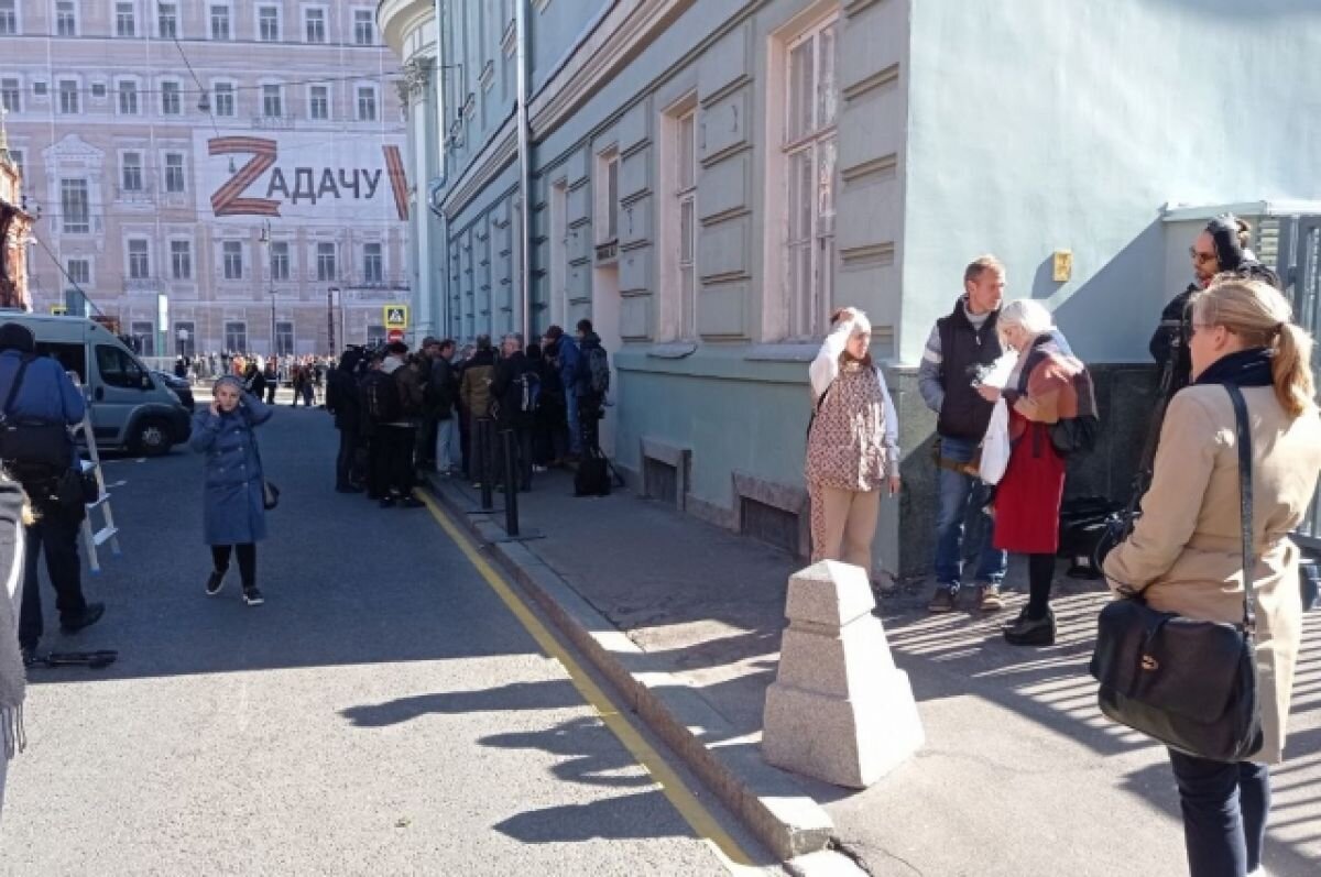 Очередь из журналистов собралась у Дома Союзов, где прощаются с Горбачевым  | Аргументы и факты – aif.ru | Дзен