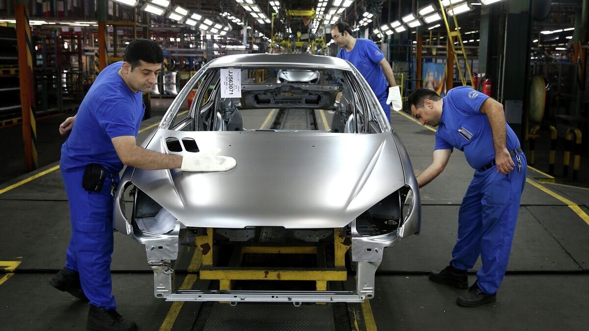    Рабочие на автомобильном заводе Iran Khodro в Тегеране© AP Photo / Ebrahim Noroozi