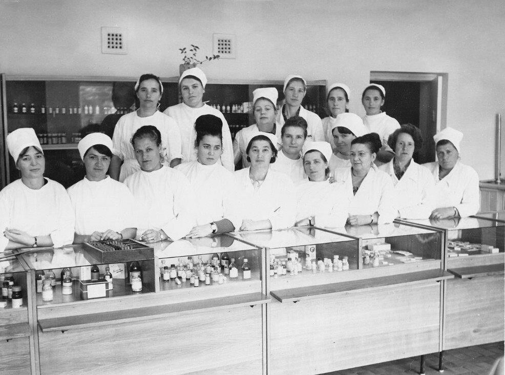 Коллектив центральной районной аптеки №240. Город Тимашевск. 1971г